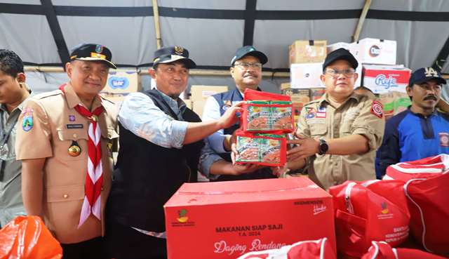 Bantuan senilai Rp300 juta dari Menteri Sosial RI Saifulloh Yusuf diterimakan kepada Pj Gubernur Jawa Timur Adhy Karyono dan Pj Bupati Jombang Teguh Narutomo di Posko Pengungsian Desa Jombok, Kecamatan Kesamben, Sabtu (14/12/2024).