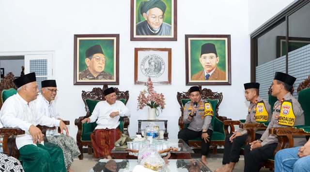 Silaturahmi Kapolres Jombang ini diterima dengan hangat oleh Gus Kikin. Menurutnya, kegiatan tersebut bisa membuka ruang diskusi agar bisa saling memberi masukan untuk kepentingan Kamtibmas di Jombang.