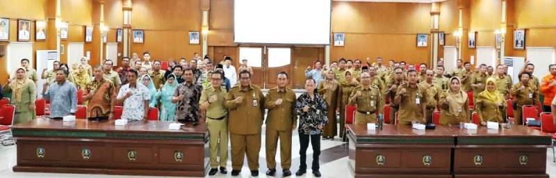 Acara yang diinisiasi Bappeda Kabupaten Jombang ini dihadiri oleh Pj Bupati Jombang Dr. Drs. Teguh Narutomo, M.M., Asisten Administrasi Umum Setdakab Jombang Syaiful Anwar, S.T., M.E., Kepala OPD terkait, alim ulama, tokoh agama, tokoh masyarakat, perwakilan masyarakat, perguruan tinggi, organisasi kemasyarakatan, organisasi profesi, organisasi perempuan, stakeholder pembangunan, dan para insan pers. 