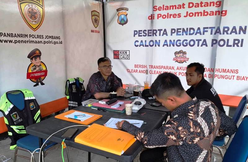 Para pendaftar datang ke POLRES Jombang untuk mengisi Form persyaratan pendaftaran.
