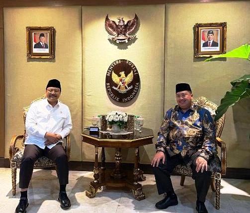 Bupati Jombang Abah Warsubi (kanan) dengan melakukan lobi cepat ke Kementerian Sosial (Kemensos) membuahkan hasil yang luar biasa. Menteri Sosial RI, Syaifullah Yusuf memberikan dukungan anggaran sebesar Rp 659.366 miliar untuk percepatan pengentasan kemiskinan di Kabupaten Jombang.