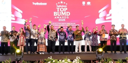 Penyerahan Penghargaan TOP Pembina BUMD 2025 diwakilkan kepada Wakil Bupati Jombang Salmanudin didampingi Sekretaris Daerah Kabupaten Jombang, Agus Purnomo, S.H., M.Si beserta jajaran direksi BUMD yang hadir, termasuk Dikrektur Perumdam Tirta Kencana, Jombang, Senin (28/4/2025) di Jakarta. 