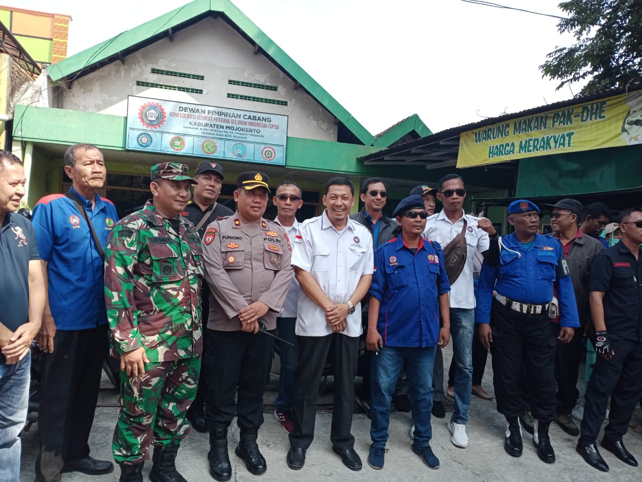 Diiringi Doa dan Pekik Semangat, Suwandy Firdaus Berangkatkan Ribuan Buruh ke Surabaya 