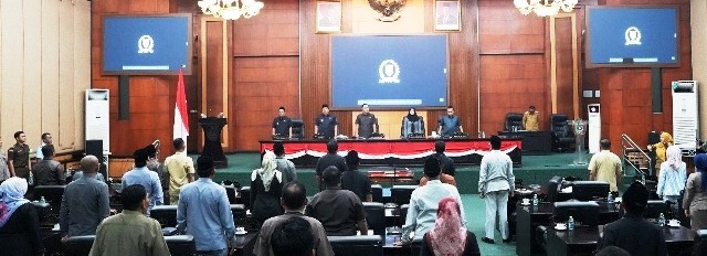 Rapat Paripurna tentang Jawaban Bupati Warsubi terhadap PU Fraksi-Fraksi di gedung DPRD diawali dengan menyanyikan lagu kebangsaan Indonesia Raya, Senin (14/7/2025).