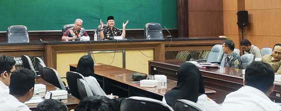 Rapat dipimpin Asisten Pemerintahan dan Kesejahteraan Rakyat (Kesra) Setdakab Jombang, Drs. Purwanto, M.KP., Jumat (11/7/2025) pagi, di Ruang Setjo Adiningrat, Kantor Pemkab Jombang,  dihadiri oleh Kepala Dinas Sosial (Dinsos) Jombang Hari Purnomo, A.P., M.E.