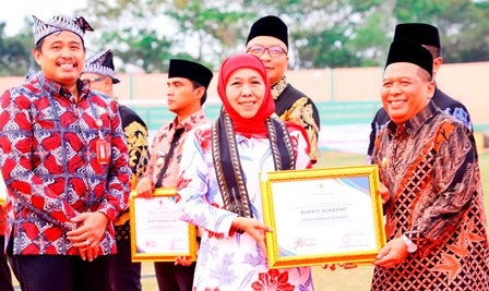 Wakil Bupati Jombang, Salmanudin, yang hadir mewakili Bupati Jombang Warsubi, menerima langsung penghargaan tersebut dari Gubernur Khofifah Indar Parawansa, Kamis (17/7/2025).