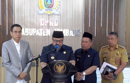 Jumpa pers yang dihadiri sejumlah media ini, disampaikan langsung oleh Bupati Jombang, Warsubi, S.H., M.Si., didampingi Wakil Bupati Jombang Salmanudin, S,Ag., M.Pd, Ketua DPRD Kabupaten Jombang Hadi Atmaji, S. Ag, dan Kepala Bapenda Jombang Hartono, S.Sos., M.M, Senin (11/08/2025)