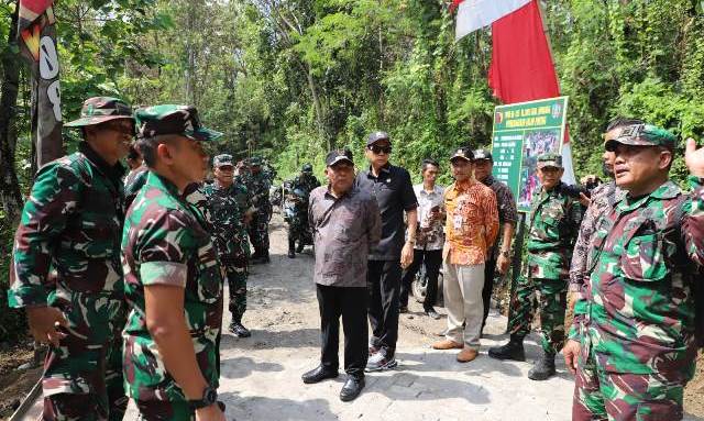 Tampak hadir Wakil Bupati Jombang Salmanudin, S.Ag. M.Pd., (tengah) hadir mewakili Bupati Jombang Warsubi, Ketua DPRD Jombang Hadi Atmaji (samping Wabup) dan Pimpinan TNI meninjau langsung lokasi TMMD ke-125 di Desa Kromong, Kecamatan Ngusikan, Kamis (21/8/2025).
