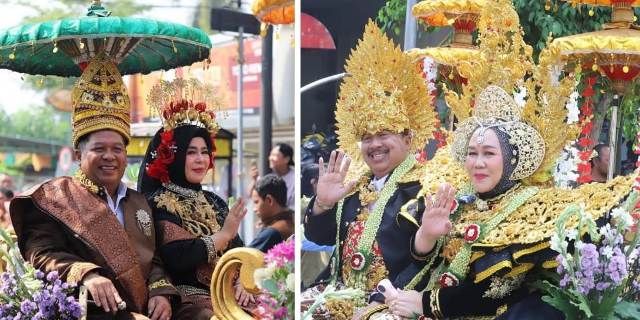 Pasangan Bupati H Warsubi bersama istri (photo kanan) dan Wakil Bupati bersama istri (photo kiri) memberi salam sambutan hangat kepada khalayak ramai yang berjajar disepanjang rute karnaval mulai Jl Gus Dur  menuju finish perempatan Jl Pattimura, disebut perempatan SMA Negeri 2 Jombang, Sabtu (23/8/2025).