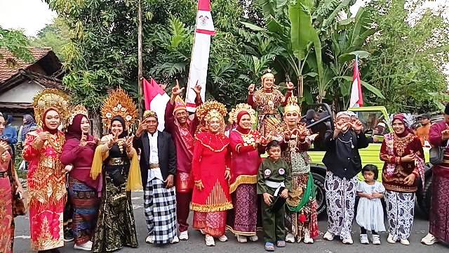 Personil perangkat Desa Watudakon menyertai turut meraimaikan dan memeriahkan HUT RI ke-80 dan Hari Jadi Desa Watudakon ke-184 tahun 2025, Minggu (10/8/2025).