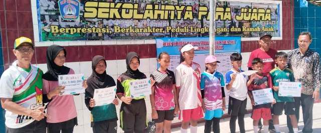 Drs Tomy Wahyudi, M.Pd, (kiri) Penasehat Kolompok Penyelenggara (Kopel) POR SD Cabor Pickleball, photo bersama para atlet juara POR SD tahun 2025 di lapangan SMPN 1 Jombang, Kamis (12/9/2025). 