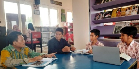 Dua siswa peserta O2SN dari SMAN 2 Jombang mengikuti bimbingan oleh guru materi.