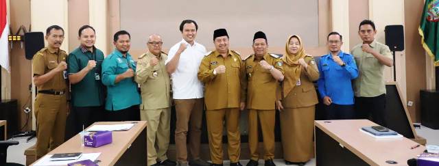 Bupati Jombang Warsubi, SH, M.Si, Wakil Bupati Jombang Salmanudin, S.Ag., M.Pd., serta jajaran Direksi dan Dewan Pengawas BUMD Kabupaten Jombang photo bersama pada rangkaian acara tersebut, di Ruang Swagata Pendopo Kabupaten Jombang pada Senin (13/10/2025).