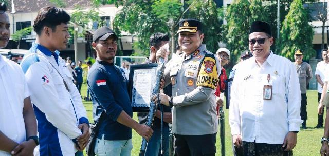 Kapolres Jombang AKBP Ardi Kurniawan memberikan pengahargaan kepada perwakilan pekerja/buruh, Kamis (23/10/2025). Apel Akbar Kebangsaan ini menjadi momentum penting dalam mempererat hubungan dan sinergi antara Polri, pemerintah, dan serikat pekerja/buruh, guna mewujudkan Jombang yang kondusif, produktif, dan berdaya saing tinggi di masa mendatang.