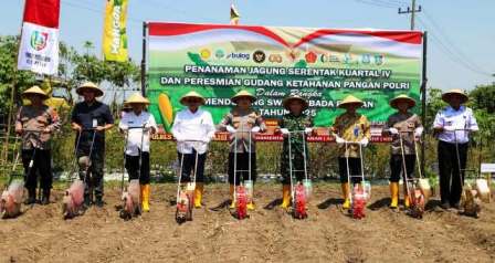 Tampak hadir dalam kegiatan ini Kapolres Jombang AKBP Ardi Kurniawan, Sekda Jombang Agus Purnomo, Kasdim 0814 Jombang Mayor Cke Nurhadi, Wakil Kepala Bulog Wilayah Mojokerto Fernando serta  tokoh masyarakat dan pengusaha lokal.