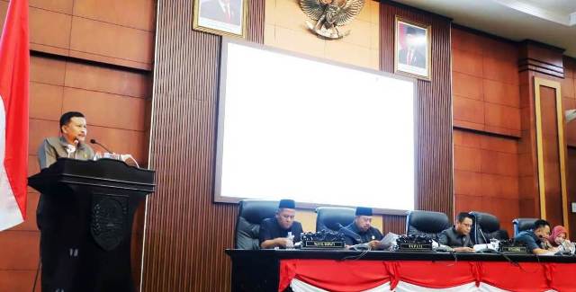 Ketua Bapemperda DPRD Jombang, Kartiyono, menyampaikan pandangan terhadap Rancangan Peraturan Daerah (Raperda) tentang Penyelenggaraan Kota Cerdas (Smart City) Kabupaten Jombang pada Rapat Paripurna DPRD bersama Bupati Abah Warsubi, Wakil Bupati Gus Salmanudin bersama Pimpinan dan anggota DPRD Jombang, Rabu (1/10/2025)