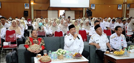 Tampak hadir Wakil Bupati Jombang, Salmanudin, S.Ag., M.Pd., Inspektur Kabupaten Jombang, ASN/BUMD yang menjadi wajib lapor baru LHKPN tahun 2025 . Kepala Perangkat Daerah/Direktur BUMD Pengangkatan Tahun 2025, Tenaga Ahli Staf Ahli Bupati dan Ajudan. Inspektur pembantu dan PPUPD, Pejabat fungsional pengadaan barang/jasa, Pejabat pembuat komitmen selain kepala perangkat daerah definitif PPK-SKPD dan bendahara perangkat daerah yang mengelola anggaran > 1 miliar, Pegawai ASN yang ditunjuk sebagai pengelola / admin LHKPN mengikuti secara luring di Ruang Bung Tomo, untuk yang daring melalui Zoom Meeting (bagi ASN wajib lapor sejak 2024), sedangkan yang melalui live streaming YouTube Jombangkab (untuk seluruh ASN Pemkab Jombang).