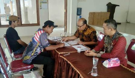 Sebanyak 10 Buruh Tani Cengkeh Desa Ngampungan, Bareng Peroleh Bantuan Langsung Tunai DBHCHT