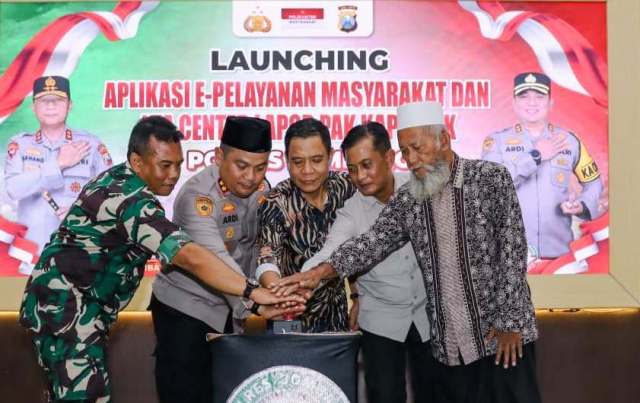 Kapolres Jombang AKBP Ardi Kurniawan, S.H., S.I.K., CPHR bersama TNI dan tokoh masyarakat menekan tombol sirine sebagai tanda layanan publik dimulai, bisa kirim pesan lewat WhatsApp, Selasa (28/10/2025 di Mapolres Jombang. 