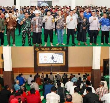 Kegiatan nobar ini dihadiri oleh Kapolres Jombang AKBP Ardi Kurniawan, S.H., S.I.K., CPHR, beserta Forum Koordinasi Pimpinan Daerah (Forkopimda) Kabupaten Jombang, Selasa (28/10/2025) di Mapolres Jombang.
