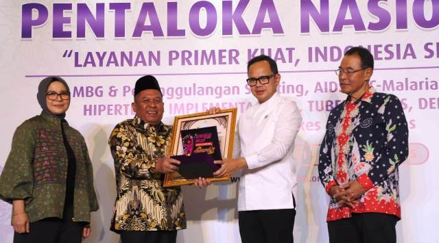 Penghargaan tersebut diserahkan langsung oleh Wakil Menteri Dalam Negeri, Bima Arya Sugiarto, dan para pimpinan dijajaran ADINKES. Wakil Bupati Jombang, Salmanudin, S.Ag, M.Pd, menerima penghargaan tersebut didampingi Kepala Dinas Kesehatan dr. Hexawan Tjahja Widada, MKP, dan Pengelola Program Stunting Dinas Kesehatan, Hafid Wahyu Mauludin, S.Gz.