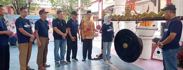 Kepala Dinas Pendidikan dan Kebudayaan Kabupaten Jombang Dra Wor Windarti, M.Si memukul gong menandai pelaksanaa POPKAB 2025/2026 dimulai, pembukaan berlangsung di SMP Negeri 3 Unggulan Darul ‘Ulum Peterongan Pondok Pesantren Darul ‘Ulum Rejoso Peterongan, Jombang, pada Senin (27/10/2025).