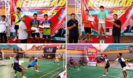Tampak pertandingan dan penyerahan hadiah oleh Pengurus PBSI Kabupaten Jombang, pada Senin (17/11/2025) di GOR Merdeka.