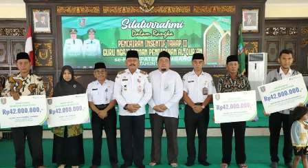 Asisten Pemerintahan dan Kesra Setdakab Jombang, Drs. Purwanto, M.KP mewakili Bupati di Pendopo Kabupaten, Rabu (19/11/2025) sekaligus menyerahkan santunan  kepada ahli waris dari BPJS Ketenagakerjaan. 