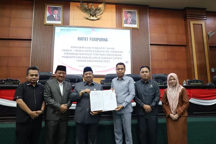 Bupati Jombang H Warsubi (ketiga dari kiri) didampingi Sekdak Agus Purnomo (kedua dari kiri) bersama Ketua DPRD Hadi Atmaji menunjukkan berita acara penetapan R-APBD Tahun 2026 sebesar Rp 7,2 triliun, pada rapat Paripurna, Kamis (13/11/2025). 