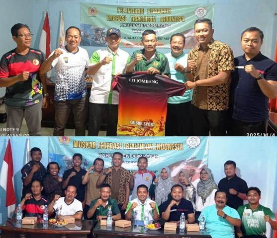 Photo atas: Ketua Umum FTI Kabupaten Jombang Ghasaz Eka Hardiyanto, M.Pd (baju coklat) menyerahkan jersey FTI kepada Ketum KONI Sumarsono (kaos biru) didampingi Wakil Ketua FTI Provinsi Jatim M Purnomo (bertopi) bersama Pengurus KONI Kab Jombang dan Pengurus FTI Jawa Timur. Photo bawah: usai Muskab berpose dengan Pengurus FTI Jombang dan Pengurus FTI Jawa Timur, Selasa (04/11/2025). 
