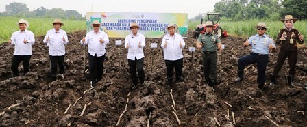 Peluncuran dihadiri oleh Wakil Gubernur Jawa Timur, Dr. Emil Elestianto Dardak, B. Bus., M.Sc., Plt. Direktur Jenderal Perkebunan Kementerian Pertanian RI, Dr. Abdul Roni Angkat, Bupati Jombang Warsubi S.H., M.Si, Kepala Dinas Perkebunan Provinsi Jawa Timur, Ir. Dydik Rudy Prasetya, M.MA,  Direktur Utama PT Sinergi Gula, Kepala Kejaksaan Negeri Dyah Ambarwati, S.H, M.H., Dandim 0814 Letkol Kav Dicky Prasojo, SH. M.Han., Dansatradar 405 Ploso Letkol Lek Bayu Ardiansyah, ST., M.Tr.S.O.U., M.Han, Ketua Komisi B DPRD Kabupaten Jombang, Sekretaris Daerah Agus Purnomo, S.H., M.Si., ini menandai langkah serius untuk meremajakan tanaman tebu tua dan meningkatkan produksi gula, Rabu, (3/12/2025).