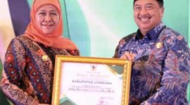Penghargaan prestisius ini diserahkan langsung oleh Gubernur Jawa Timur, Khofifah Indar Parawansa, kepada Bupati Jombang, Warsubi, S.H., M. Si, Selasa (2/12/2025). 