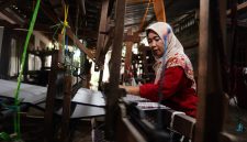 Wanita pekerja tenun di Desa Penggaron, Kecamatan Mojowarno, Kabupaten Jombang. FOTO: SENDRA