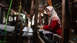 Wanita pekerja tenun di Desa Penggaron, Kecamatan Mojowarno, Kabupaten Jombang. FOTO: SENDRA