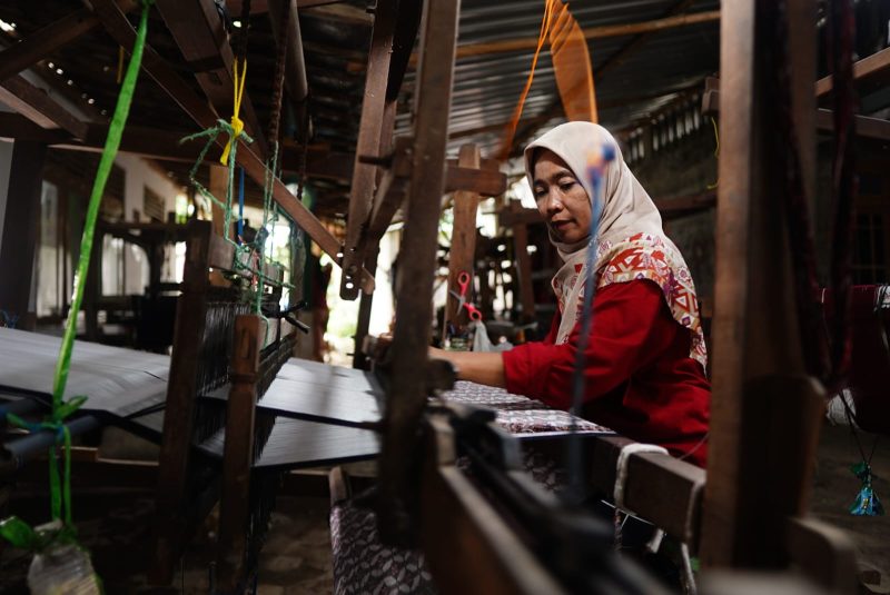 Wanita pekerja tenun di Desa Penggaron, Kecamatan Mojowarno, Kabupaten Jombang. FOTO: SENDRA