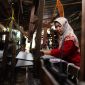 Wanita pekerja tenun di Desa Penggaron, Kecamatan Mojowarno, Kabupaten Jombang. FOTO: SENDRA