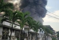 Asap hitam tebal menyelimuti lokasi kebakaran pabrik sepatu di Desa Mojongapit, Kabupaten Jombang. (Istimewa)