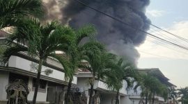 Asap hitam tebal menyelimuti lokasi kebakaran pabrik sepatu di Desa Mojongapit, Kabupaten Jombang. (Istimewa) 