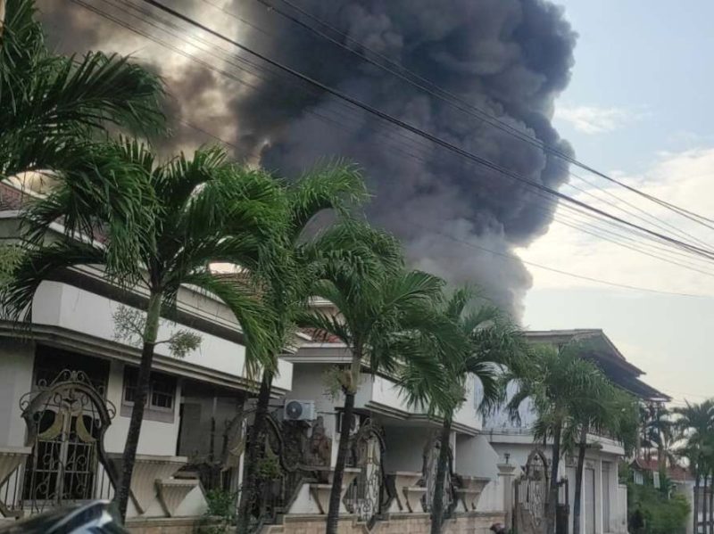 Asap hitam tebal menyelimuti lokasi kebakaran pabrik sepatu di Desa Mojongapit, Kabupaten Jombang. (Istimewa) 