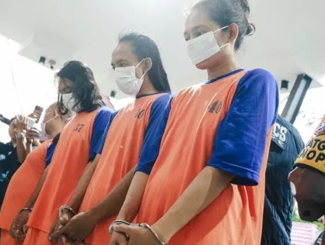 Empat orang tersangka pembudidaya ganja di Jombang saat dihadirkan dalam jumpa pers di Mapolres Jombang. (Istimewa) 