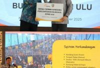 Bupati Jombang, Warsubi, S.H., M.Si., (kiri) menerima berkas perjanjian dari PT Japfa Comfeed Indonesia Tbk (JAPFA) dari Direktur JAPFA, Rachmat Indrajaya. Usai penyerahan dilakukan presentasi teknik yang menjelaskan keunggulan Ayam ULU yang memiliki karakteristik ayam lokal namun dengan produktivitas yang lebih terukur oleh Slamet Widodo, Head of Commercial Production PT Ciomas Adisatwa, Kamis (18/12/2025.