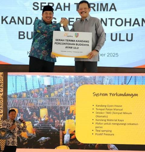 Bupati Jombang, Warsubi, S.H., M.Si., (kiri) menerima berkas perjanjian dari PT  Japfa Comfeed Indonesia Tbk (JAPFA) dari  Direktur JAPFA, Rachmat Indrajaya. Usai penyerahan dilakukan presentasi teknik yang menjelaskan keunggulan Ayam ULU yang memiliki karakteristik ayam lokal namun dengan produktivitas yang lebih terukur oleh Slamet Widodo, Head of Commercial Production PT Ciomas Adisatwa, Kamis (18/12/2025.