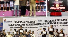 Photo atas/kanan: Muhammad Rendiansyah Pratama Putra, atlet PTMSI asuhan Klub Jurais Mojoagung, Jombang, yang kini menjadi atlet binaan PTM Arwana Jaya, Tangerang photo bersama sang juara, dengan menunjukkan piagam juara. Photo bawah: Ermifta Atma Puspa Hapsari (16 tahun), sebagai Juara I pada Kejurnas antar Pelajar Piala Kemenpora RI yang digelar di Bandung, pada 4 – 7 Desember 2025. 
