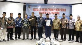 Kepala Dinas Tenaga Kerja Kabupaten Jombang Isawan Nanang Risdiyanto S.Hut., M.Si., bersama dewan pengupahan menyampaikan pengumuman UMK Kabupaten Jombang untuk tahun 2026, Rabu (24/12/2025). 