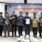 Kepala Dinas Tenaga Kerja Kabupaten Jombang Isawan Nanang Risdiyanto S.Hut., M.Si., bersama dewan pengupahan menyampaikan pengumuman UMK Kabupaten Jombang untuk tahun 2026, Rabu (24/12/2025). 