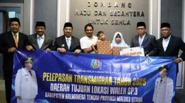 Dalam momen pelepasan tersebut, Bupati Warsubi didampingi Sekdakab Agus Purnomo, Kepala Disnaker Isawan Nanang Risdianto, Kepala Dispendukcapil Masduqi Zakaria, serta Kabag Organisasi Setdakab Adi Prasetyo. 