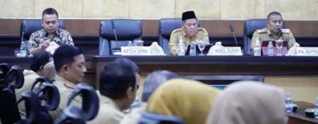 Kegiatan ini dihadiri oleh Bupati Jombang Warsubi, S.H., M. Si diwakili oleh Wakil Bupati Jombang Salmanudin, S.Ag., M.Pd, Ketua DPRD Kabupaten Jombang, Hadi Atmaji, S.Ag. bersama para Wakil Ketua, Staf Ahli, Asisten, dan seluruh Kepala Perangkat Daerah, Senin (15/12/2025). 