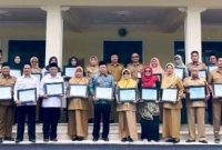 Bupati Jombang, Warsubi bersama Kepala Dinas Pendidikan dan Kebudayaan (Disdikbud) Jombang, Dra. Wor Windari, M.Si, serta Kepala Dinas Lingkungan Hidup (DLH), Miftahul Ulum, S.T., M.Si. menerima kehadiran pejuang lingkungan di Pendopo Kabupaten Jombang, Selasa (27/1/2026), tampak hadir para kepala desa, kepala sekolah, pimpinan pondok pesantren, dan pegiat lingkungan penerima penghargaan.