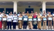 Bupati Jombang, Warsubi bersama Kepala Dinas Pendidikan dan Kebudayaan (Disdikbud) Jombang, Dra. Wor Windari, M.Si, serta Kepala Dinas Lingkungan Hidup (DLH), Miftahul Ulum, S.T., M.Si. menerima kehadiran pejuang lingkungan di Pendopo Kabupaten Jombang, Selasa (27/1/2026), tampak hadir para kepala desa, kepala sekolah, pimpinan pondok pesantren, dan pegiat lingkungan penerima penghargaan.