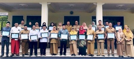 Bupati Jombang, Warsubi bersama Kepala Dinas Pendidikan dan Kebudayaan (Disdikbud) Jombang, Dra. Wor Windari, M.Si, serta Kepala Dinas Lingkungan Hidup (DLH), Miftahul Ulum, S.T., M.Si. menerima kehadiran pejuang lingkungan di Pendopo Kabupaten Jombang, Selasa (27/1/2026), tampak hadir para kepala desa, kepala sekolah, pimpinan pondok pesantren, dan pegiat lingkungan penerima penghargaan.